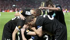 Fotbalisté Plzn� oslavují branku