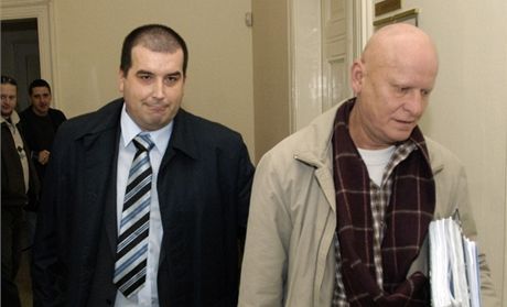 Podnikatel Miloslav Votava pichází v doprovodu svého obhájce Jaroslava Ortmana (vpravo) k Mstskému soudu v Praze (2008)