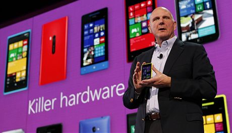 éf Microsoftu Steve Ballmer s novým modelem Nokia Lumia 920