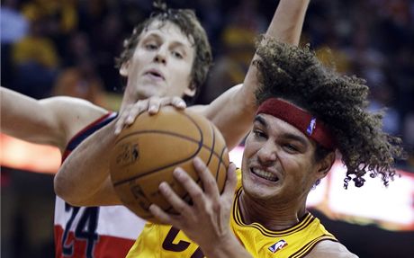 Anderson Varejao (vpravo) a Jan Veselý