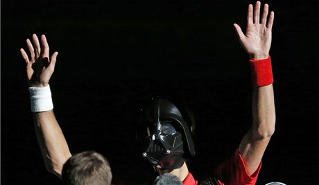 Novak Djokovi v masce Dartha Vadera