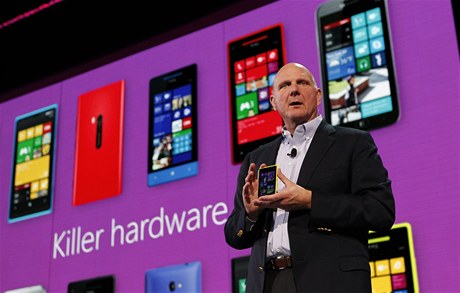 Šéf Microsoftu Steve Ballmer s novým modelem Nokia Lumia 920