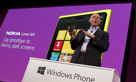 Šéf Microsoftu Steve Ballmer s novým modelem Nokia Lumia 920