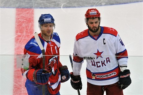 Utkání KHL Lev Praha - CSKA Moskva. Jiří Novotný (vlevo) ze Lva a Alexandr Radulov z CSKA