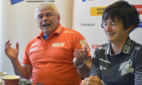 Rychlobruslaka Martina Sáblíková a trenér Petr Novák (vlevo) 