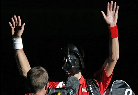 Novak Djokovič v masce Dartha Vadera