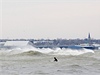 Na nkterých místech Sandy jet naplno neudeila. Prozatím pinesla napíklad jen kvalitní vlny pro surfae.