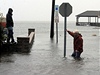 Superboue Sandy. Krátce pedtím, ne ivel dorazil na pevninu USA, meteorologové zmnili jeho klasifikaci z hurikánu na post-tropický cyklón. 