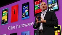 f Microsoftu Steve Ballmer s novm modelem Nokia Lumia 920