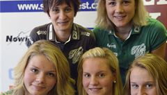 Rychlobrusla�ky Martina Sáblíková (vlevo naho�e), Karolína Erbanová (vpravo naho�e) a dole zleva Nikola Zdráhalová, Eli�ka D�ímalová a Natálie Tauchenová p�edstavily 30. �íjna v Praze na tiskové konferenci své plány pro leto�ní sezonu