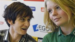 Rychlobruslaky Martina Sáblíková (vlevo) a Nikola Zdráhalová 
