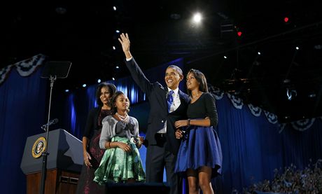 Vítz voleb USA slaví na pódiu s enou Michelle, dcerami Sashou a Maliou