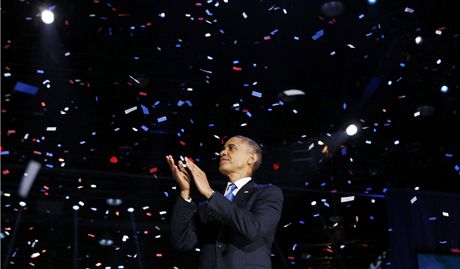Americk prezident Barack Obama aplauduje po vtznch volbch