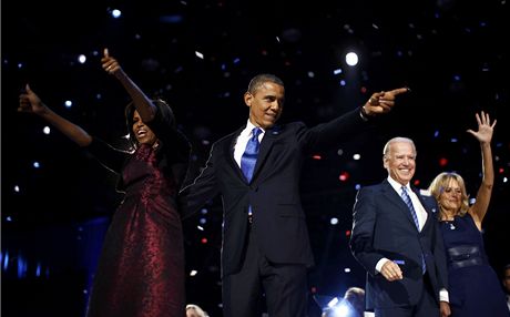 Staronový Barack Obama oslavuje s manelkou Michelle, viceprezidentem Joe Bidenem a jeho enou Jill