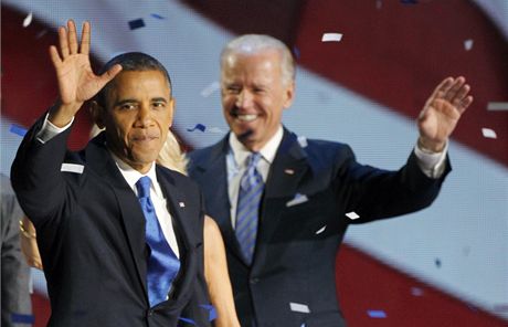 Prezident USA Barack Obama a viceprezident Joe Biden zdraví své píznivce