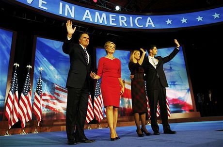 Smutn nlada v bostonskm volebnm tbu. Mitt Romney, Paul Ryan a jejich manelky se objmaj. 