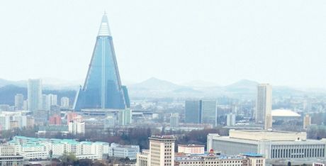 Pohled na severokorejskou metropoli Pchjongjang