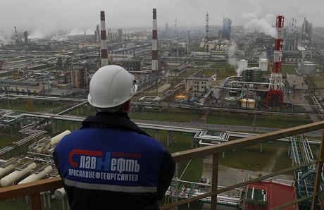 Zamstnanec ropné spolenosti Slavnf pohlíí na rafinerii u msta Jaroslavl