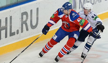 Utkání KHL Lev Praha - Chabarovsk. Jakub Petruálek z Chabarovsku (vpravu) a Martin koula z celku Lev Praha 