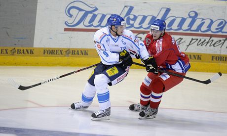 Zápas Euro Hockey Tour, Karjala Cup esko - Finsko, eský hokejista Jakub Krejík (vpravo) a Fin Mikko Koivu