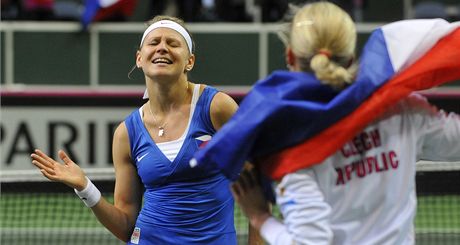 Lucie afov a Andrea Hlavkov oslavuj titul ve Fed Cupu.