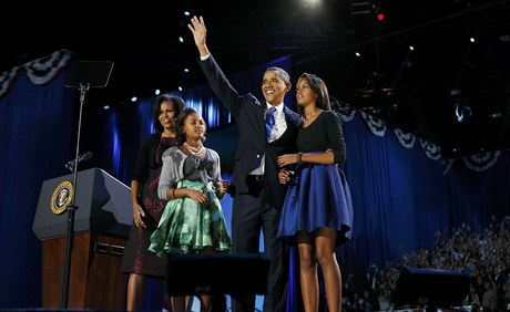 Vítz voleb USA slaví na pódiu s enou Michelle, dcerami Sashou a Maliou
