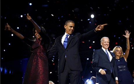 Staronový Barack Obama oslavuje s manelkou Michelle, viceprezidentem Joe Bidenem a jeho enou Jill