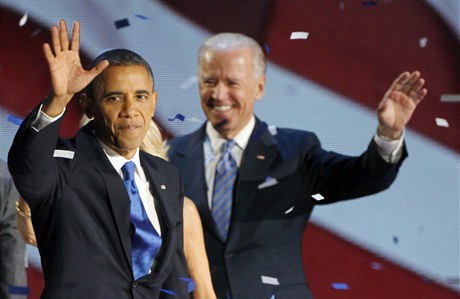 Prezident USA Barack Obama a viceprezident Joe Biden zdraví své píznivce