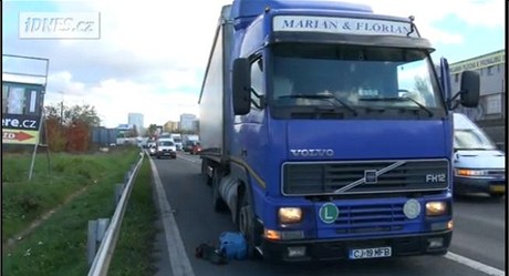 Rumunský kamion, kterému upadla na Jiní spojce dv kola