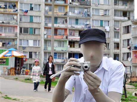 Bezksichák. Vedle len umlecké skupiny Ztohoven v dokumentu vystupuje i tento anonymní oban bez tváe. 