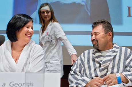 Zuzana a Georgis na tiskové konferenci k etzové transplantaci ledvin v praském IKEM.
