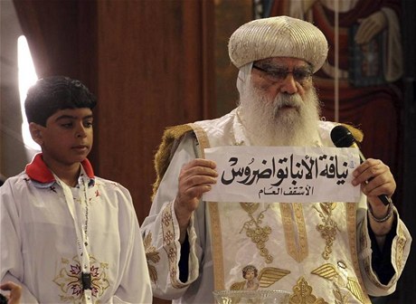Hodnostá koptské církve drí svitek se jménem biskupa Tavardose. 