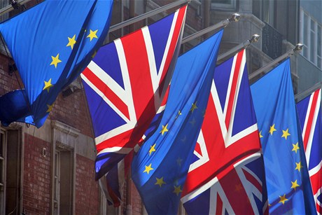 Vlajky Velké Británie a Evropské unie