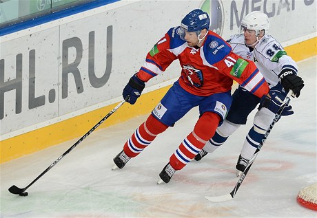 Utkání KHL Lev Praha - Chabarovsk. Jakub Petružálek z Chabarovsku (vpravu) a Martin Škoula z celku Lev Praha 