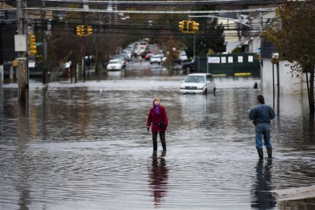 Lidé v zaplavených ulicích Staten Island (snímek z 31. íjna 2012)