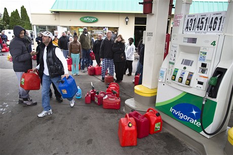 Na východním pobeí USA dochází benzin.