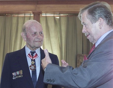 Válený veterán Vladimír Nedvd s prezidentem Václavem Havlem.