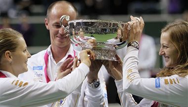 esk tenistky se raduj z trofeje pro vtze Fed Cupu.