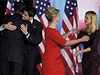 Mitt Romney a kandidát na viceprezidenta Paul Ryan se objímají se svými enami po zklamání z výsledk voleb