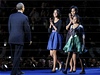 Barack Obama vítá na podiu svou rodinu