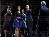 Barack Obama na podiu ukazuje na picházejícího viceprezidenta Joe Bidena