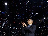 Americk prezident Barack Obama aplauduje po vtznch volbch