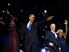 Staronový Barack Obama oslavuje s manelkou Michelle, viceprezidentem Joe Bidenem a jeho enou Jill