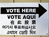 Volby zde. Cedule v cizích jazycích navádjí do volebních místností