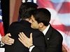 Smutná nálada v bostonském volebním tábu. Mitt Romney, Paul Ryan a jejich manelky se objímají. 