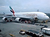 Airbus A380 spolenosti Emirates na letiti v Aucklandu