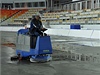 V nové rychlobruslaské arén Adler v olympijském parku v Soi na jihoruském behu erného moe se pokládá led - v roce 2014 se tu odehrají zimní olympijské hry