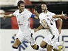 Legendární panlský fotbalista Raúl hájí barvy katarského Al Saddu, vpravo je jeho spoluhrá Wissam Rizk 