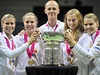 Fedcupový tým slaví obhajobu titulu. (Zleva Hlaváková, Hradecká, Pála, Kvitová a afáová)