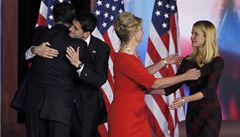 Mitt Romney a kandidát na viceprezidenta Paul Ryan se objímají se svými enami po zklamání z výsledk voleb